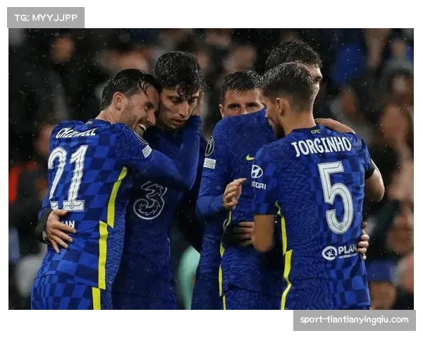 那不勒斯采取高位逼抢策略，通过边路突破撕开防线